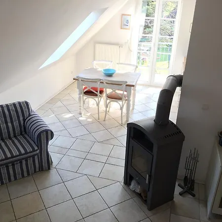 Alte Fischerkate Und Moewennest