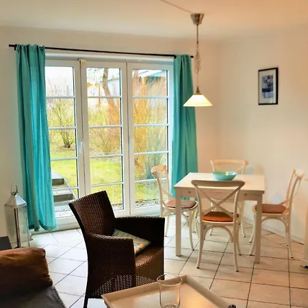 Alte Fischerkate Und Moewennest * Groß Zicker